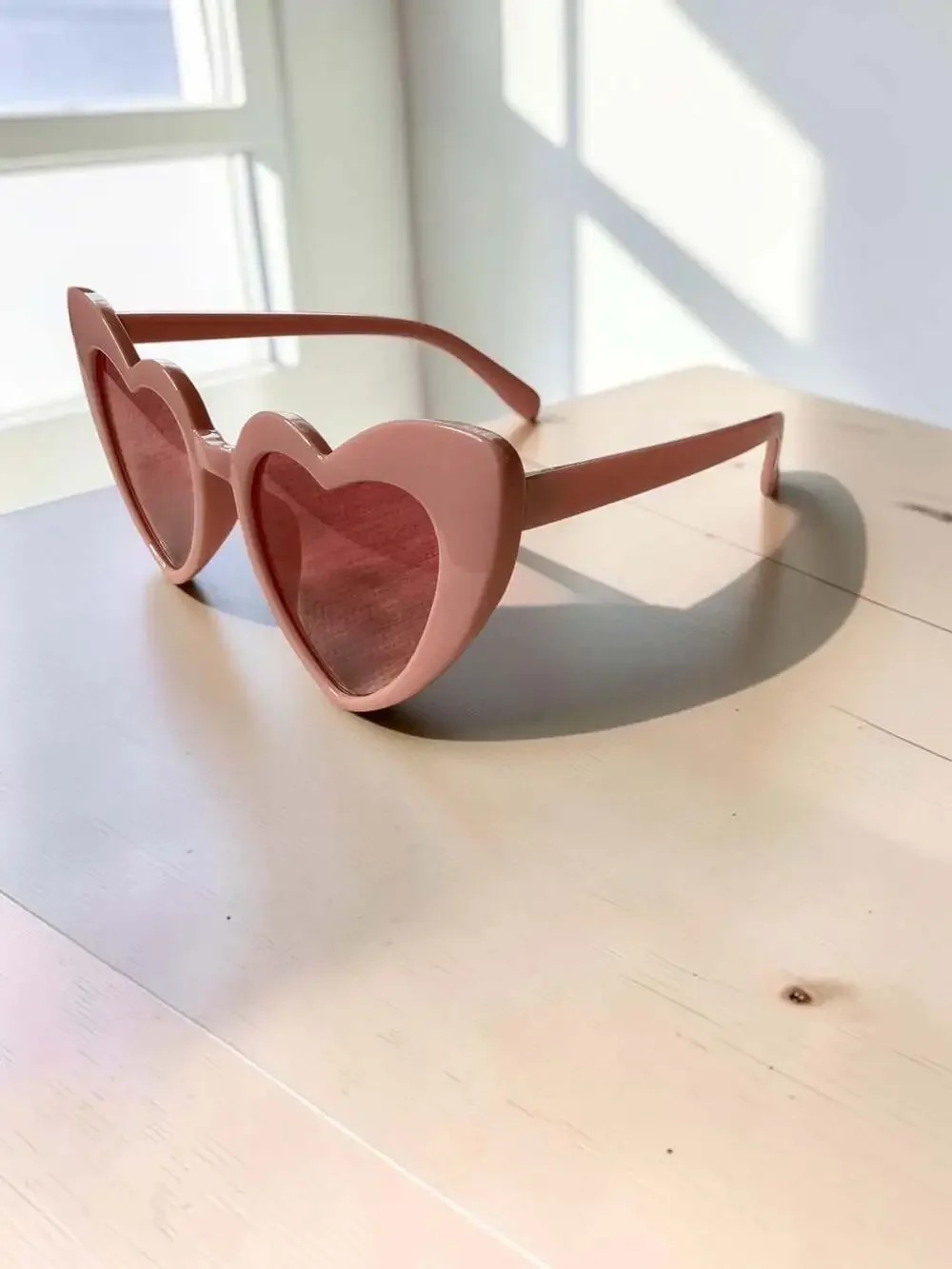 Vintage Style Heart-Shaped Sunglasses in Pink